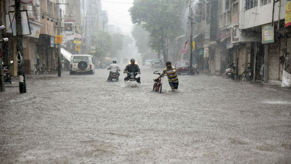 WEATHER IN GUJARAT SURAT RAIN WATER ON ROAD