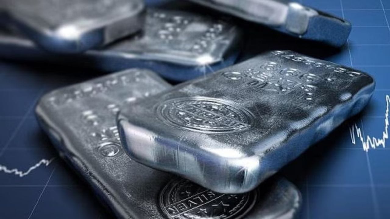 ચાંદી પણ સાપ્તાહિક ધોરણે વધી રહી છે. એક અઠવાડિયામાં ભાવ ₹35,000 વધ્યા છે. 18 જાન્યુઆરીની સવારે ચાંદીનો ભાવ ₹295,000 પ્રતિ કિલોગ્રામ હતો. વિદેશી બજારોમાં હાજર ભાવ ₹90.33 પ્રતિ ઔંસ હતો. વર્ષ 2026 માં સ્થાનિક બજારમાં ચાંદીના ભાવમાં અત્યાર સુધીમાં 22.4 ટકાનો વધારો થયો છે.