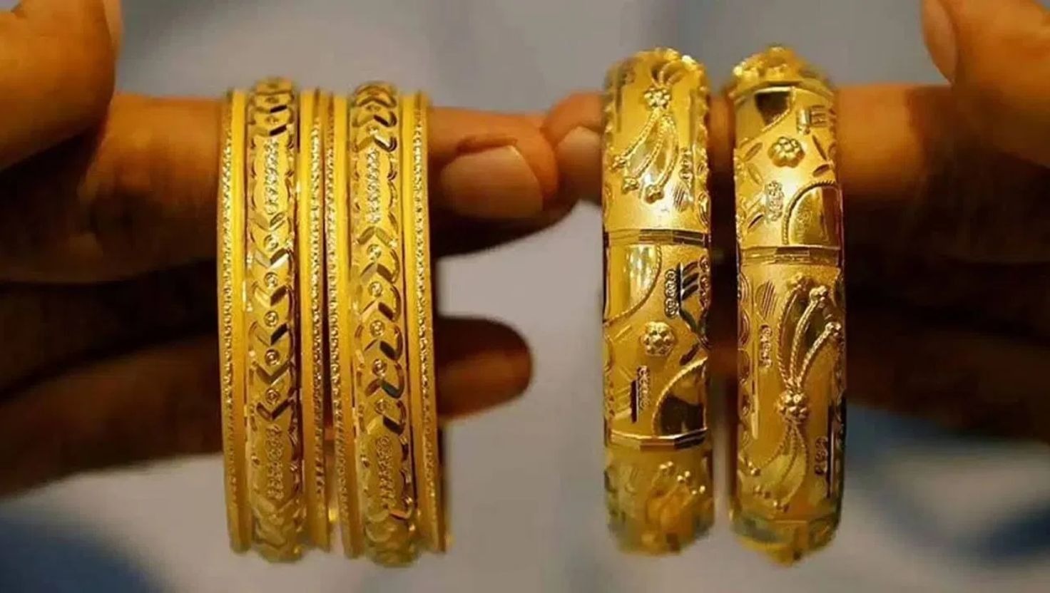 Current Gold Rate in India Live : 24 Carat Gold price in Gujarat - શુક્રવારે દિલ્હીમાં સોનાની ચમક ઓછી થઈ ગઈ. 10 ગ્રામ સોનાના ભાવમાં 600 રૂપિયાનો ઘટાડો જોવા મળ્યો, જેના કારણે સોનાની કિંમત 99,020 રૂપિયા થઈ ગઈ. 