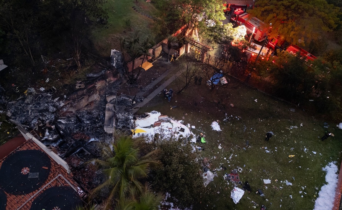 An airplane with 57 passengers and four crew members on board crashed in Brazil's Sao Paulo, killing everyone on board , બ્રાઝીલમાં વિમાન દુર્ઘટના થતા ૬૨ યાત્રીઓનાં ઘટનાસ્થળે મોત, વિમાન હવામાં બેકાબુ થતા નીચે પડયું | Brazil Plane Crash
