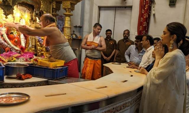 Siddhivinayak temple in Mumbai , Deepika Padukone and Ranveer Singh At Siddhivinayak temple in Mumbai : દિપીકા પાદુકોણ પતિ રણવીરસિંહ સાથે સિદ્ધિવિનાયક મંદીર મુંબઈ એ દર્શનાર્થે પહોંચ્યા