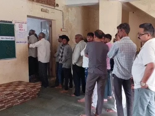 Gram Panchayat Election Voting Day 2025 : ભાવનગરના ફરિયાદકા બુથ પર બોગસ મતદાન થયાના ગ્રામજનોએ આક્ષેપ કર્યા હતા. જોકે, આ મામલે અધિકારીએ સ્પષ્ટતા કરી છે કે જે વ્યક્તિ મતદાન કરવા ગયા હતા તે સ્વેચ્છાએ પાછા આવ્યા હતા અને તેમનો નંબર 146 હતો, જે ભૂલથી 145 નંબર પર માર્ક થઈ ગયો હતો. અધિકારીના મતે, આ કોઈ બોગસ મતદાનનો મામલો નથી, પરંતુ ગ્રામજનોની જાગૃતિને કારણે આ ભૂલ ધ્યાનમાં આવી હતી.