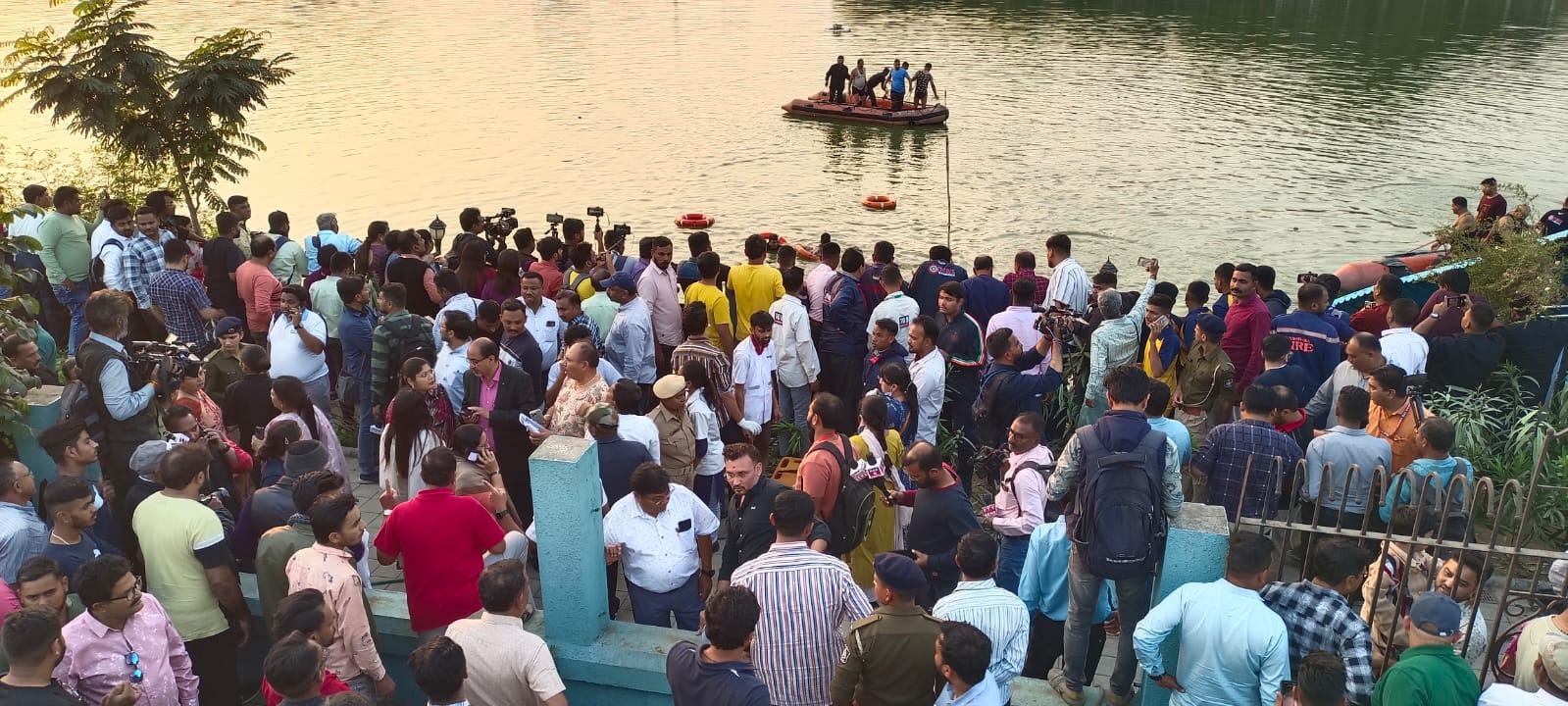 Harni Lake Insident - 13 students And 2 Teacher drowned in harani lake vadodara - vadodara harni lake boat had capacity of 14 people but 31 were travelling 15 died  - Vadodara Latest News in gujarati
