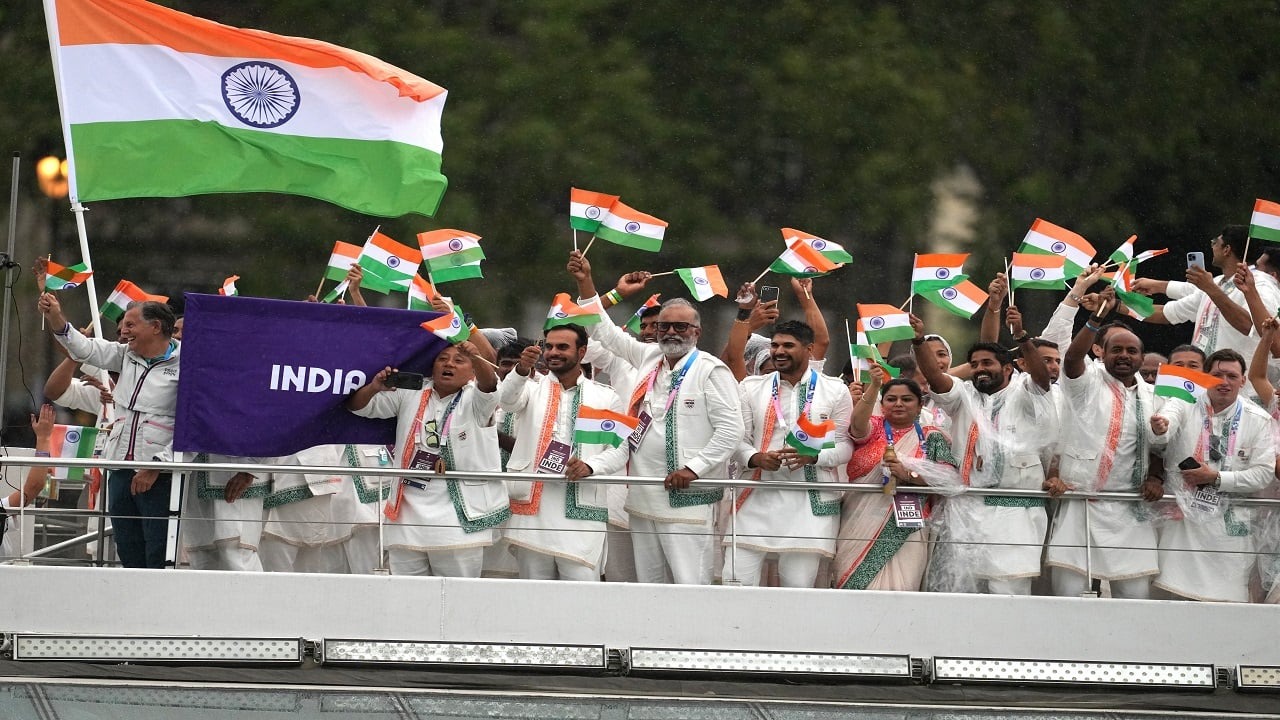 Paris Accords 'Thunderous' Welcome To 2024 Games , Paris Olympics 2024 opening ceremony - અંબાણી પરિવાર ઓલિમ્‍પિક ઓપનિંગ સેરેમનીમાં સામેલ , badminton star PV Sindhu, a two-time Olympic medallist, and table tennis veteran Sharath Kamal will be India's flag-bearers at the Paris 2024 Parade of Nations