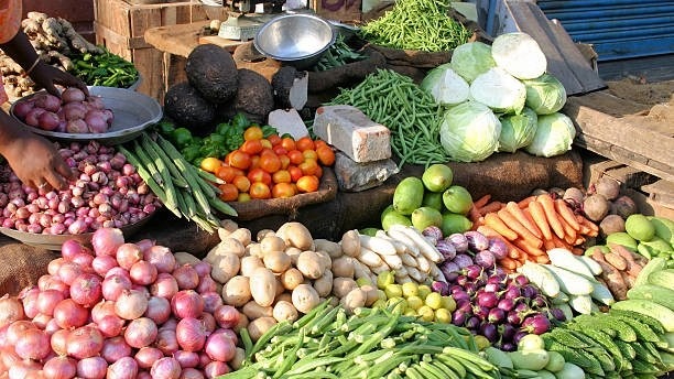 Vegetables Price Rice in Gujarat -  શાકભાજીના ભાવ - મોંઘવારી - ગરમીના લીધે શાકભાજી થયું મોંઘું - Double Season and heat rice of vegetables guar tomato tindola crossed 100 per kg - APMCમાં શાકભાજીના ભાવ