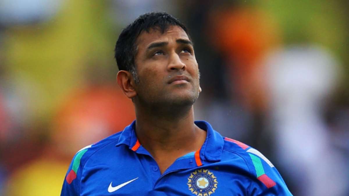 MS dhoni with airhostess viral video