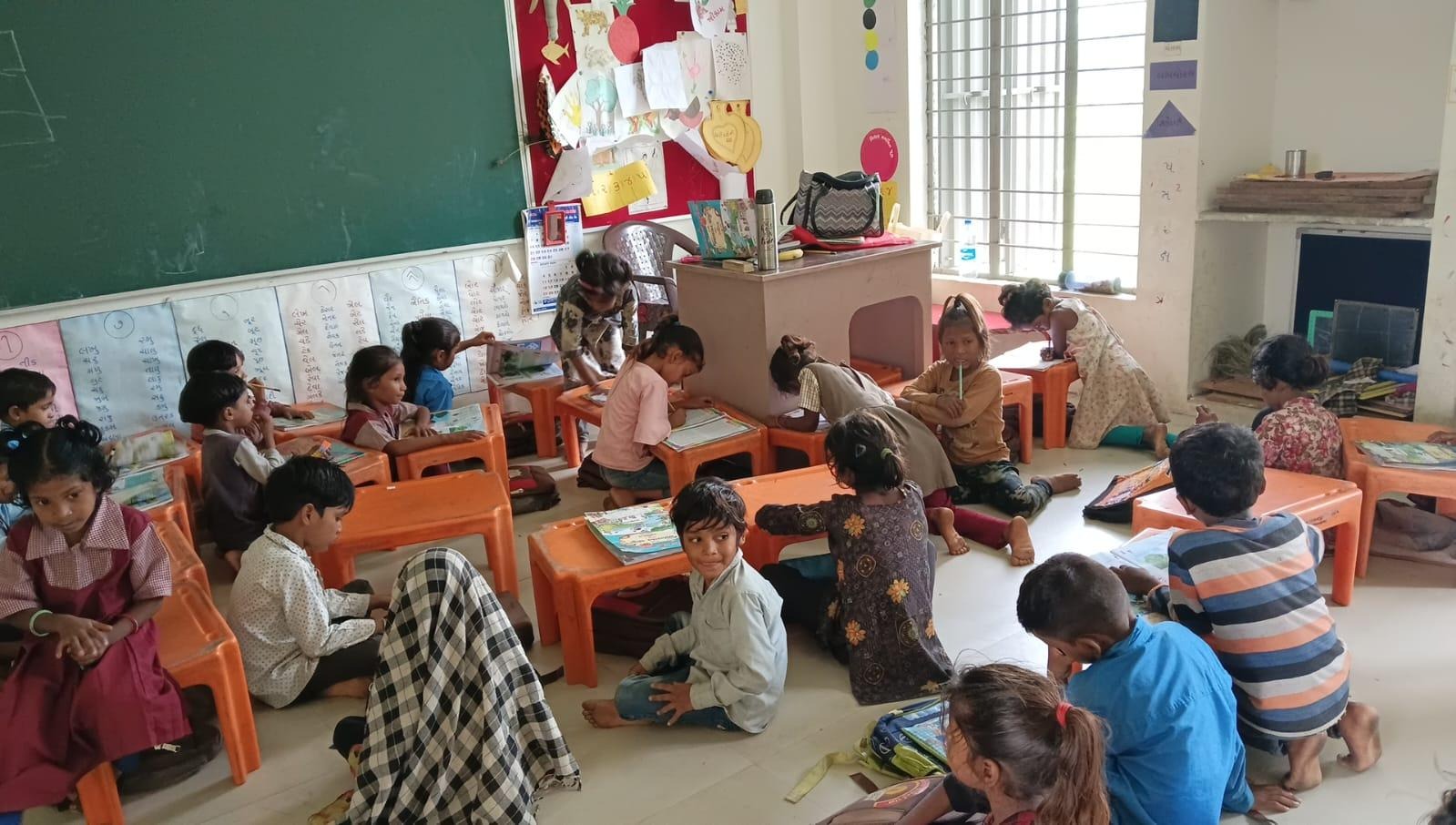 gujarat goverment Goverment Teacher Missing in school and taking salary record shocks education department  ગુજરાતની શાળાઓમાં ગેરહાજર શિક્ષકો મુદ્દે ચોંકાવનારો ઘટસ્ફોટ થઈ રહ્યાં છે. શાળામાં શિક્ષક તરીકે નામ બોલતુ હોવા છતા ફરજ પર હાજર ન રહેતા શિક્ષકોનો પર્દાફાશ