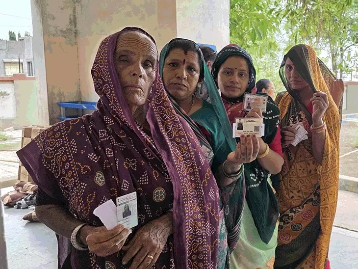Gram Panchayat Election Voting Day 2025 - ગુજરાતમાં ગ્રામ પંચાયતની ચૂંટણીનું મતદાન શાંતિપૂર્ણ માહોલમાં સંપન્ન થયું. વરસાદી વાતાવરણ હોવા છતાં, મહિલાઓ, વૃદ્ધો અને દિવ્યાંગોએ ભારે ઉત્સાહભેર મતદાન કર્યું. લોકશાહીના આ પર્વમાં નાગરિકોની સક્રિય ભાગીદારી જોવા મળી. પોલીસ અને હોમગાર્ડના જવાનોએ વૃદ્ધો, દિવ્યાંગો અને અશક્ત મતદારોને મતદાન મથક સુધી પહોંચવામાં અને મદદ કરવામાં સરાહનીય કામગીરી કરી, જેનાથી સૌ કોઈ સરળતાથી પોતાનો મતાધિકારનો ઉપયોગ કરી શક્યા.