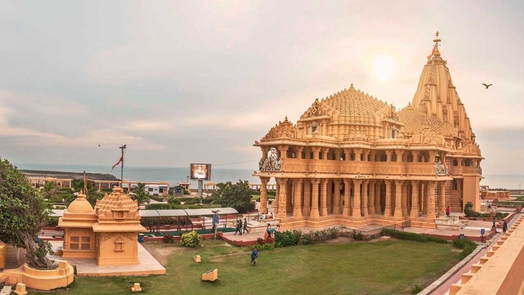 Somnath Temple Darshan On Shravan Somwar : Somnath Jyotirlinga Temple Interesting Facts : સોમનાથ જ્યોતિર્લિંગ મંદિર વિશે રોચક તથ્યો - Somnath History in Gujarati - Somanth Arti in Gujarati Live - સોમનાથ મંદીર ઈતિહાસ 