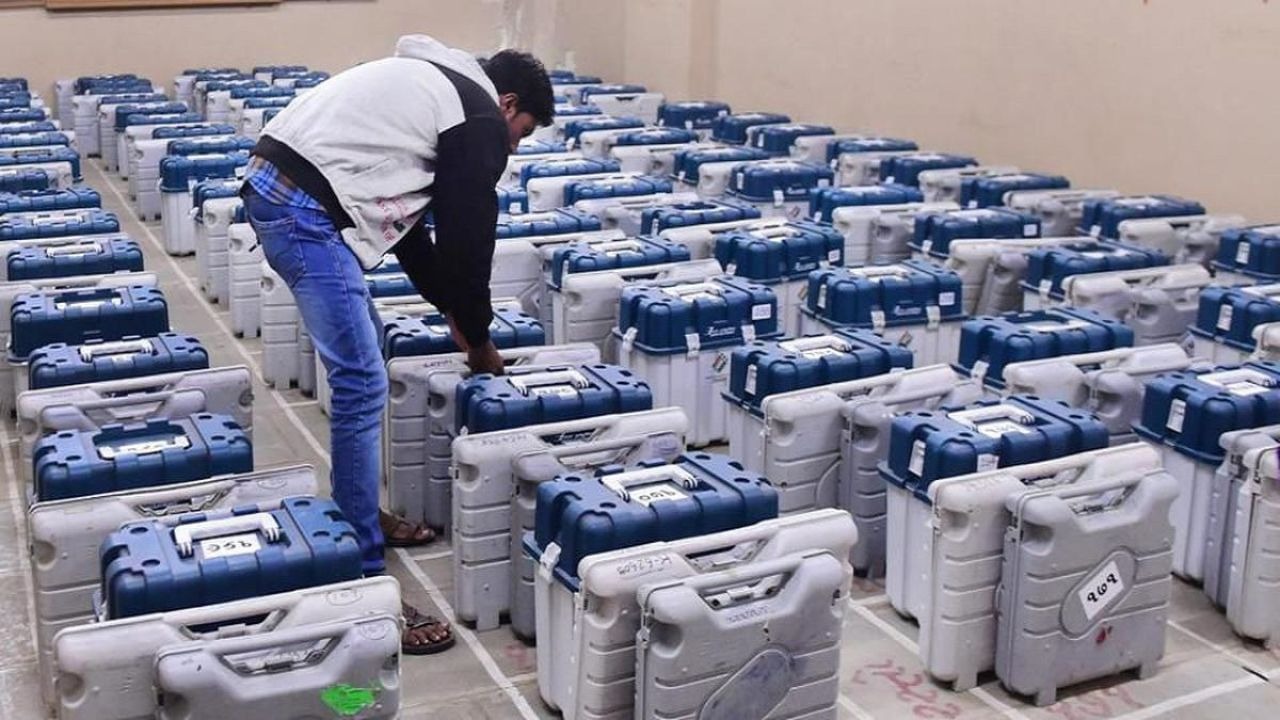 EVM Strong room - Loksabha Election 2024 Result Gujarat - Loksabha Election 2024 Latest Result - લોકસભા સામાન્ય ચૂંટણી-2024 - loksabha-Election-Result-2024-counting-of-votes-at-26-centers-in-the-gujarat-on-june-4 - Lok Sabha Election 2024 LIVE Update - લોકસભા 2024 નું પરિણામ - લોકસભા 2024 નું પરિણામ ગુજરાત - લોકસભા 2019 નું પરિણામ ગુજરાત - લોકસભા 2024 નું પરિણામ  