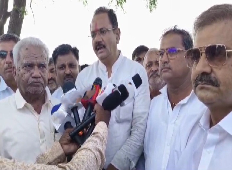 Farmers In Gujarat Suffer Due To Unseasonal Rains 80 Percentage Crop Damaged - Gujarat forecast rain nuksan