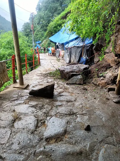 gaurikund kedarnath path tragedy three devotees Died in landslides 8 injured , ગૌરીકુંડ નજીક કેદારનાથ પદયાત્રા માર્ગ પર ભૂસ્ખલન, શ્રદ્ધાળુઓ પર ભારે પથ્થર પડતા 3નાં મોત, 8 ઘાયલ થયા