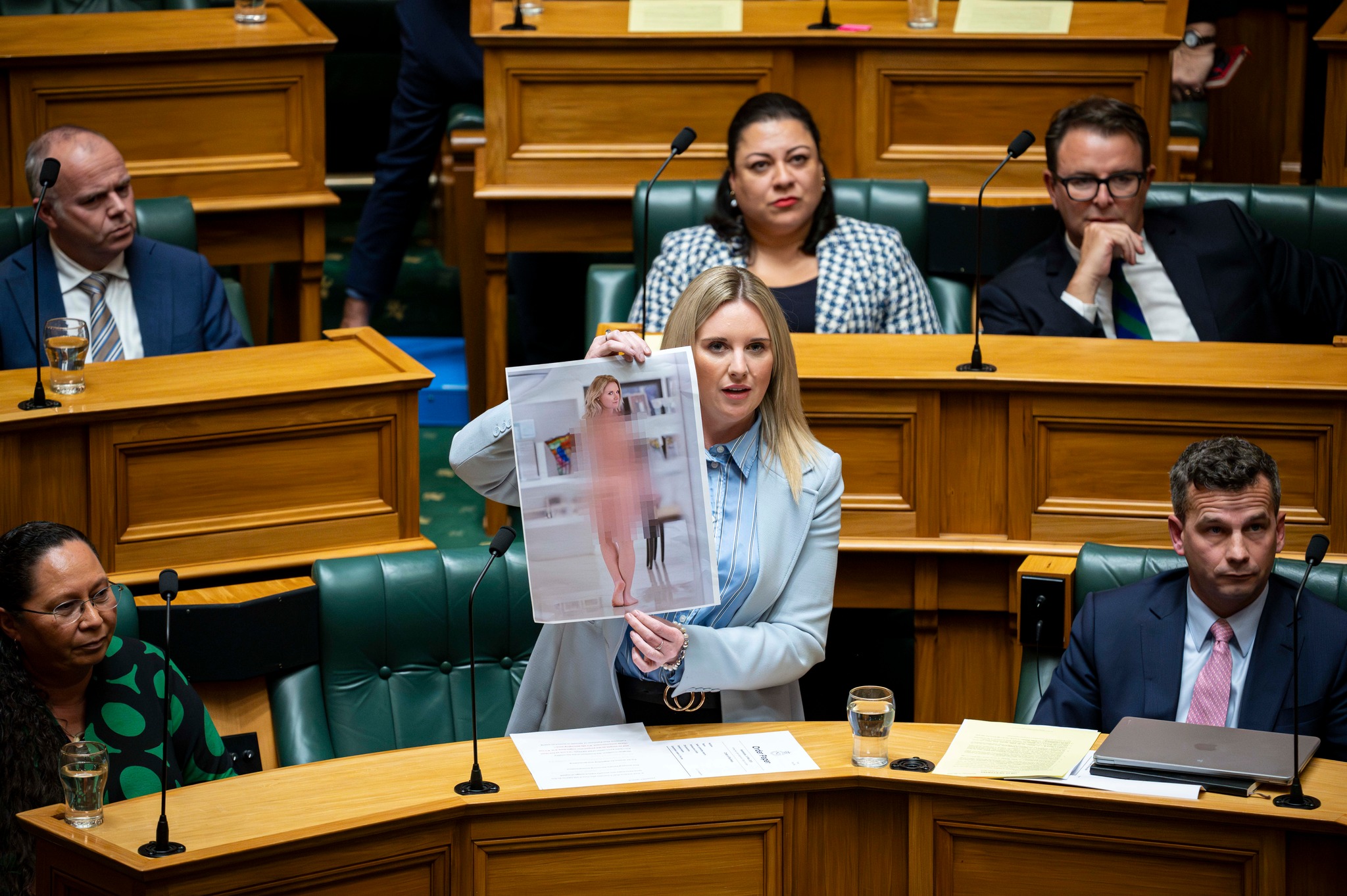 New zealand MP Laura Mcclure Showed Her Own Nude Picture In Parliament : ન્યુઝીલેન્ડના સાંસદ લૌરા મેકક્લુરે સંસદમાં પોતાનો એક AI-જનરેટેડ નગ્ન ફોટો બતાવ્યો. 